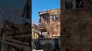 Бетонная стена падает на землю