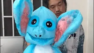 Blue cotton candy making