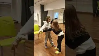 Вправа "Скульптори". Глина податлива, розслаблена, приймає та тримає форму, яку надає їй скульптор.