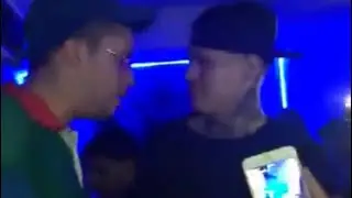 Bad Bunny le arranca el bling bling a Almighty y lo tira al público