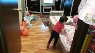 Дети бесятся шумят и играют.