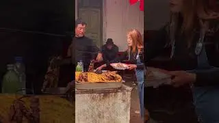 🍀說起燒烤，在🇨🇳中國，幾乎沒有哪個地方能匹敵新疆羊肉串的，其燒烤方式之多、味道之迷離，非新疆無他。這些維吾爾族小伙、姑娘、大爺、奶奶，只要坐在烤肉攤前，開心，就被全方位激活～這是新疆阿克蘇市～