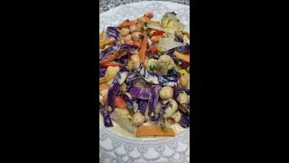 Овощное ассорти с зернами хумуса под кокосовым соусом