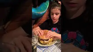 ⛴️🍕🍔 Pizza e Hamburger? Cena su una Nave in Centro Città! ⚓ #nave #ship #ristorante #restaurant #pub