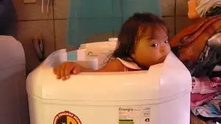 Criança presa na maquina de lavar roupa  -   child in washing machine