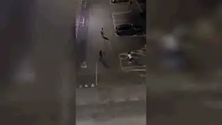 Follia in via Conciliazione: giovani si lanciano in strada sul carrello - VIDEO