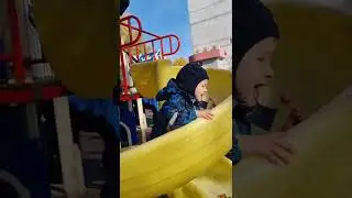 Alex is playing on the playground. Alex está a brincar no Parque Infantil.