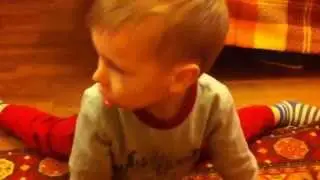 Ребенок садится на шпагат. A child sits on a twine