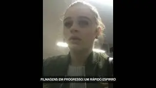 Joey King Espirrando no Set de Sete Desejos