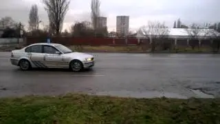 Собаки бегут за учебной машиной 20141207