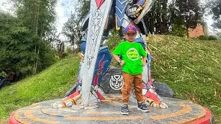 Merakit Robot Mainan Optimus prime , bumble bee, dan dinosaurus