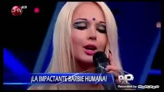 La Barbie humana cantando