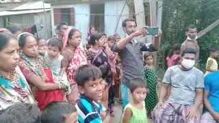 আজ ৫নং দৌলতপুর ইউনিয়ন ওমরপুর গ্রামে মাস্ক এবং সাবান বিতরণ এর সময় চেয়ারম্যান জনাব লুৎফর রহমান