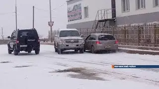 Гололедица на дорогах в Мирном стала причиной  ДТП и пробок