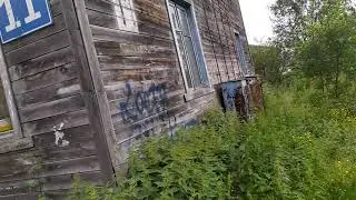Люди в таких домах еще живут. Разруха.