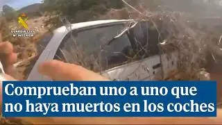 La Guardia Civil comprueba uno a uno que no haya fallecidos en los coches afectados