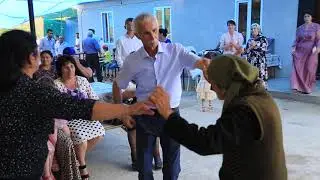 Бабушка танцует на свадьбе