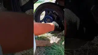 Как открутить гайку заднего колеса на скутере.