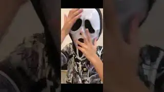 пугаем девочек в маске крика