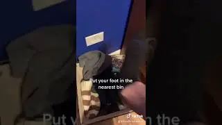 Tutorial to plug in a cord to a outlet.