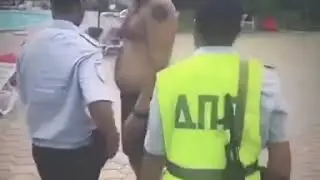Мужики Бьют ментов бутылкой по голове