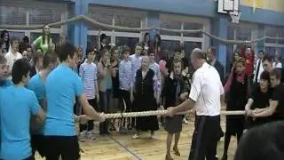 А НУ-КА, парни! 2012 г., 10 и 11 классы перетягивают канат