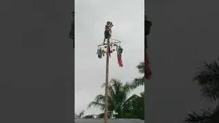 Sorotan 24.19 - 29.19 dari Uji Coba Live Panjat Pinang Di Guyur Hujan