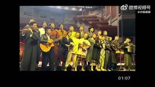 Xiao Zhan singing Christmas song with the crew 肖战 和同事们一起唱歌