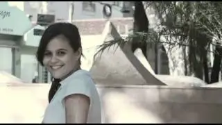 A menina com uma flor