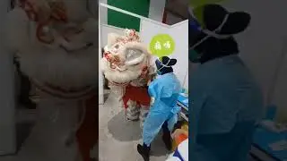 Comelnya.. I've never seen a lion dance this cute. Somemore got ppl scream hahaha... 😆