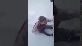 Артём решил прыгнут в футболке в снег в -20°C