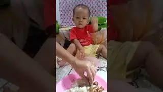 Qia makan nasi sama tahu goreng😄