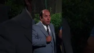 Canzone dedicata alla persona sbagliata! 😂 Auricchio entra in un locale e gli cantano una canzone..