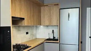 Кухня угловая компоновка в современном стиле. С порталом и рейками.