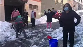Vecinas y vecinos de Sierra Bullones (Tetuán, Madrid) quitando hielo de su calle. ¡Conseguido!