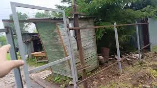Установили пьяный забор!Льют проливные дожди.