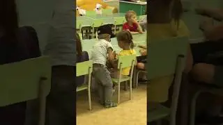 Москва кормит сестру в садике..)