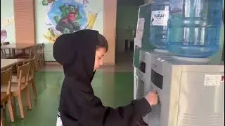 этот молодой человек отдыхает балдаурен е