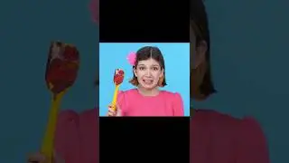 девушка выиграла гору хот-догов.