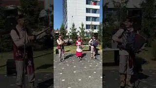 Выступление этно-группы 