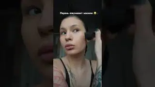 Парень озвучивает макияж :