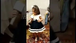 Новогодняя песня. Поёт Элина (4годика)