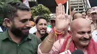 युद्धवीर सेठी पहुंचे पंडित प्रेमनाथ डोगरा जी की प्रतिमा के पास
