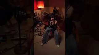 Cazzu cantando Canción de La Mujer Astuta en su live de tiktok