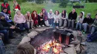 Вечерний костёр йога-лагеря в Большой Медведице