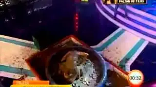Paloma y Lisset en combate de lodo