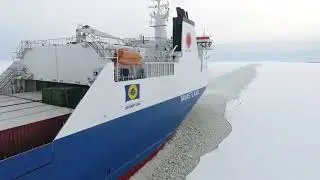 Посадка лоцмана на движущееся грузовое судно в Финляндии.