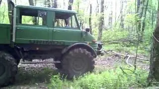Unimog 406 Tug - Winching Pinzgauer 718 from small mud hole using Werner F64 PTO winch