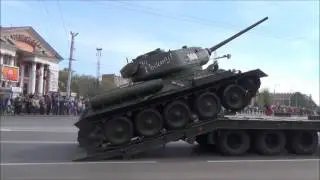 Танк Т-34 участвует на параде 9 мая в Омске