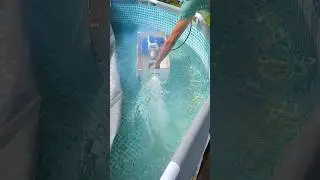 Водомет для лодки из пенопласта проходит испытания перед установкой.
